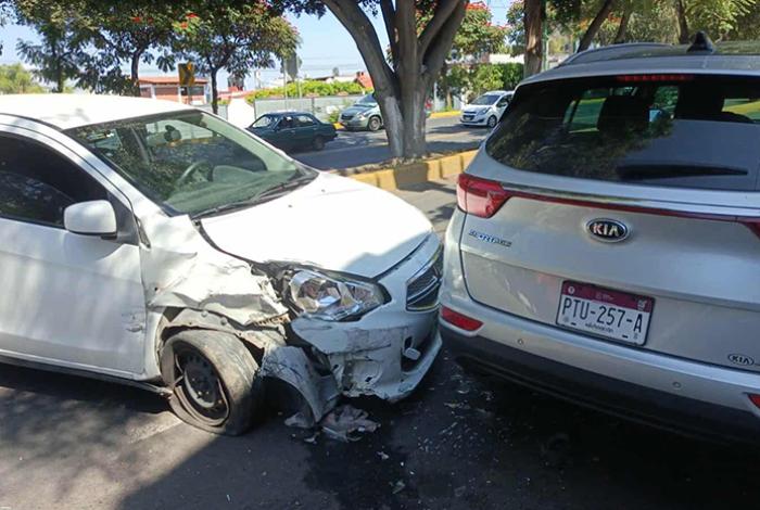 Se accidenta auto en el Libramiento Sur de Morelia, a la altura de la colonia Nueva Jacarandas