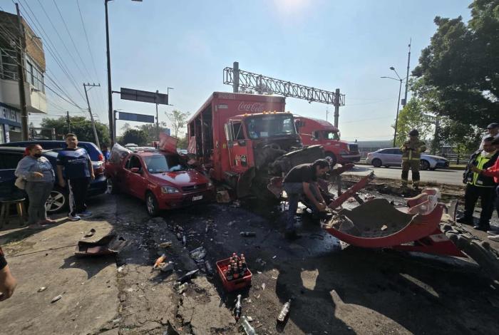Se accidenta camión de la Coca-Cola en el libramiento de Morelia