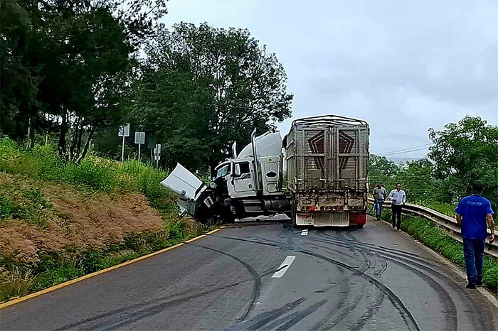 Se accidenta camión torton en la Pátzcuaro-Morelia, cerca de la desviación a Cuanajo