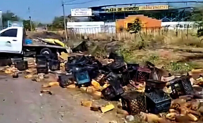 Se accidenta camioneta cargada con jugos en la carretera Apatzingán – Cuatro Caminos