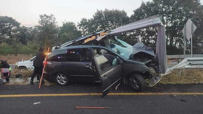 Se accidenta camioneta familiar en la Siglo XXI; preliminar un muerto y 4 heridos