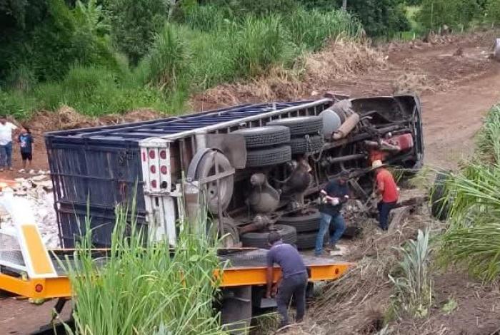 Se accidenta tractocamión en la Siglo XXI; tome precaciones por circulación cerrada