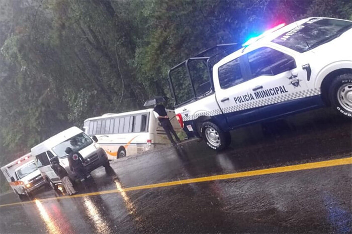 Se accidenta un autobús de pasajeros en la libre Uruapan-Pátzcuaro; se reportan heridos