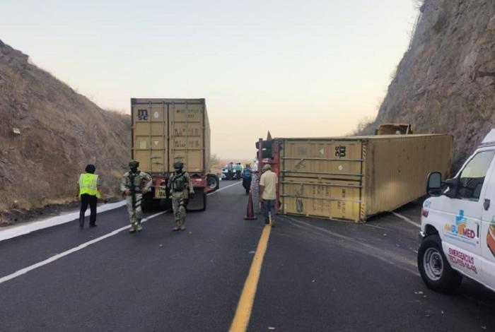 Se desprende contenedor de un tráiler y bloquea la Siglo XXI, a la altura de Cuatro Caminos