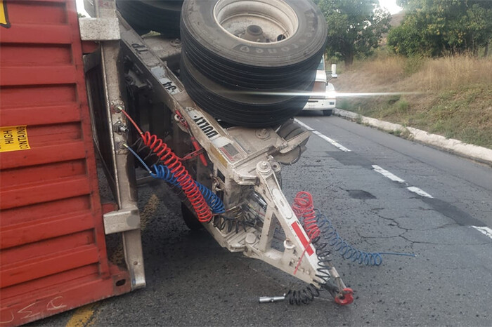 Se desprende remolque de tractocamión en la Siglo XXI; invade un carril, pero hay paso alterno