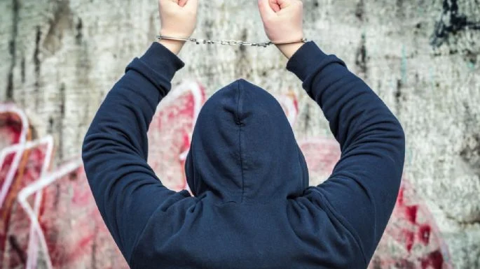 Se encaran en el pasillo y termina en crimen