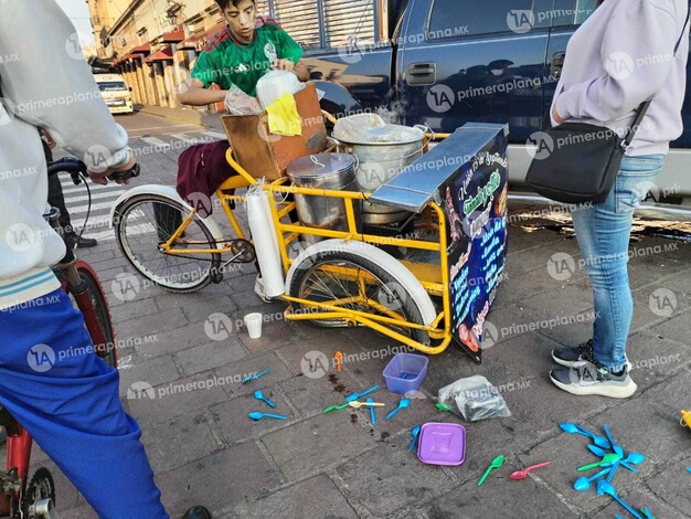 Se estampan camioneta y triciclo de tamales