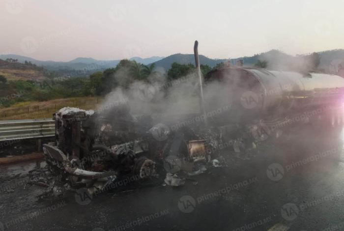 Se inc3ndia pipa en la Siglo XXI