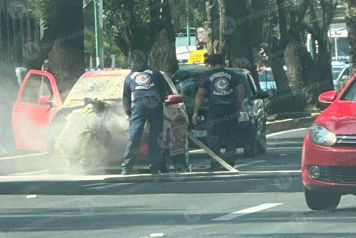 Se incendia auto en avenida Camelinas, en Morelia