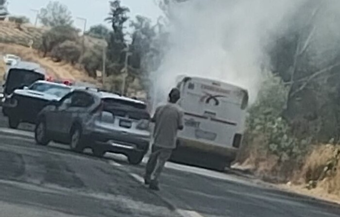 Se incendia camión de pasajeros cuando circulaba por la carretera Charo-Queréndaro