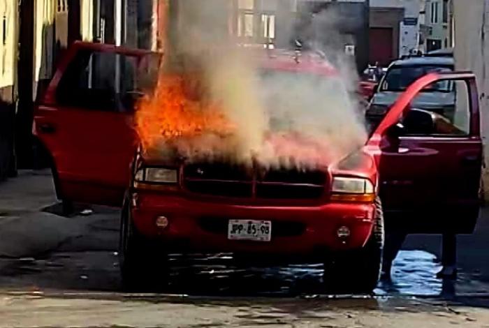 Se incendia camioneta en el centro de Quiroga