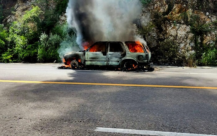 Se incendia camioneta particular sobre la Autopista Siglo XXI