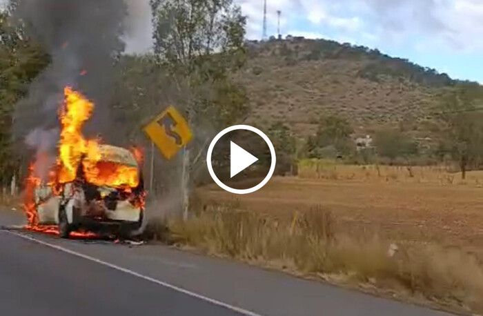 Se incendia combi en la Morelia-Pátzcuaro