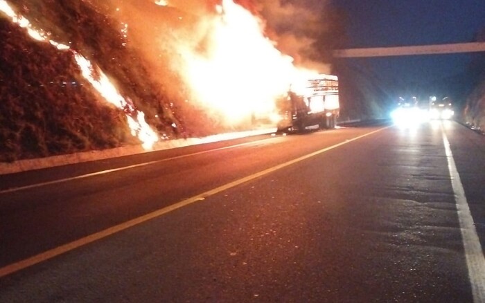 Se incendia contenedor tipo jaula sobre la Autopista Siglo XXI