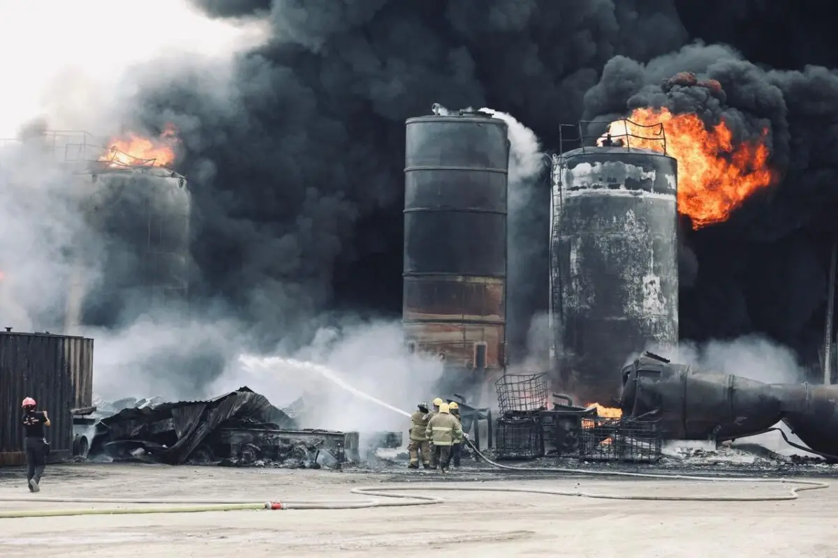 Se incendia empresa destiladora de diásel