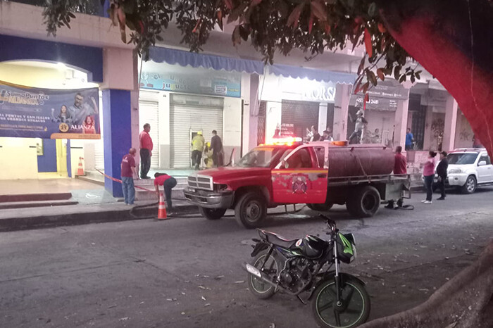 Se incendia la tienda Mundo de Juguete, en el Centro de Apatzingán