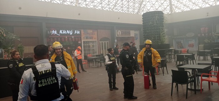 Se incendia local de comida china en Plaza Escala y llega al rescate Policía Morelia