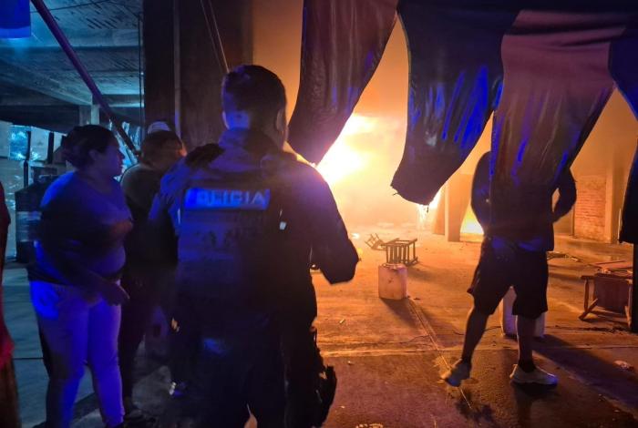 Se incendia mueblería en Capacuaro