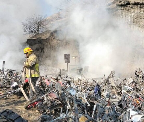 Se incendia parte de un corralón en Apatzingán