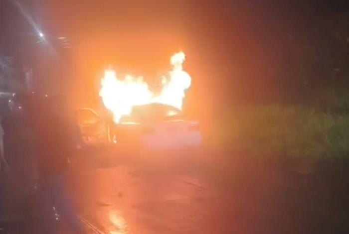 Se incendia taxi a unos metros de la barda perimetral del Aeropuerto Internacional de Uruapan