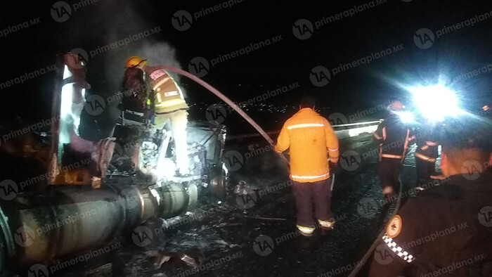 Se incendia tráiler en la Pátzcuaro-Cuitzeo