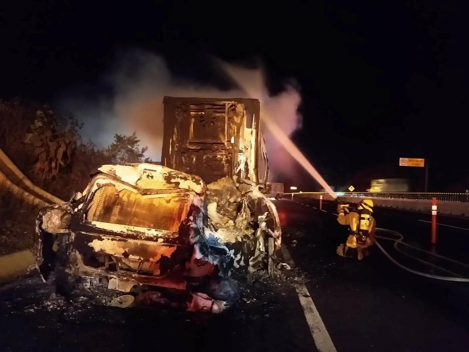 Se incendia tráiler en la autopista Siglo XXI