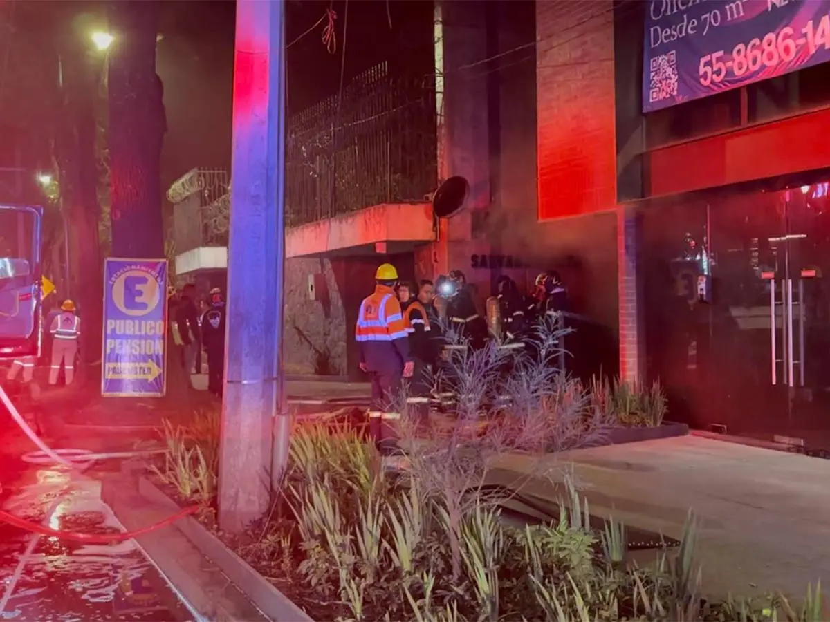 Se incendia una subestación eléctrica de mini plaza comercial