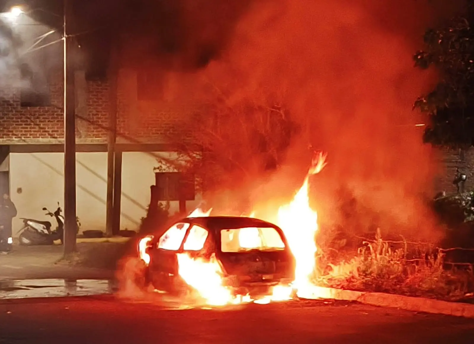 Se incendia vehículo en Purépero