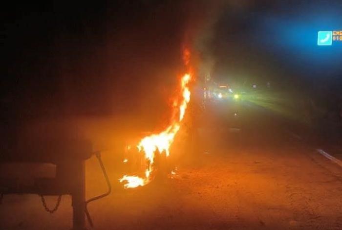 Se incendian neumáticos de tractocamión que revolcaba una góndola en la Siglo XXI