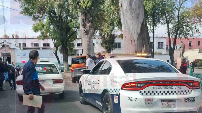 Se le poncha un neumático y se mete a la plaza del Carmen en Morelia