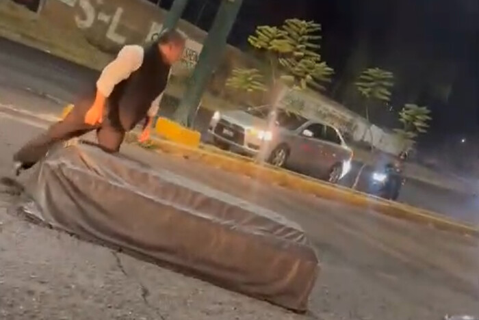 Se les cayó el ataud en plena avenida