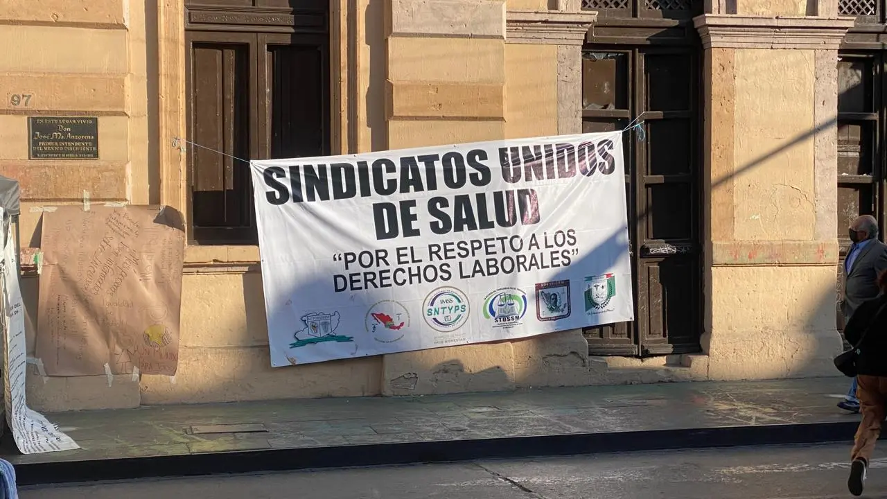 Se mantiene toma de trabajadores de salud al exterior del Congreso de Michoacán