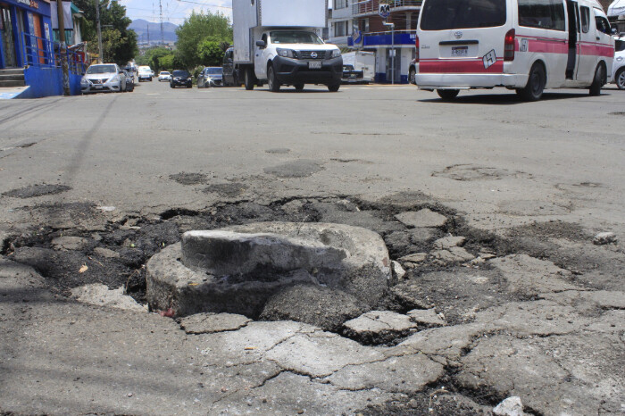 Se ponen las pilas las brigadas de bacheo en Morelia, pero la humedad complica la labor