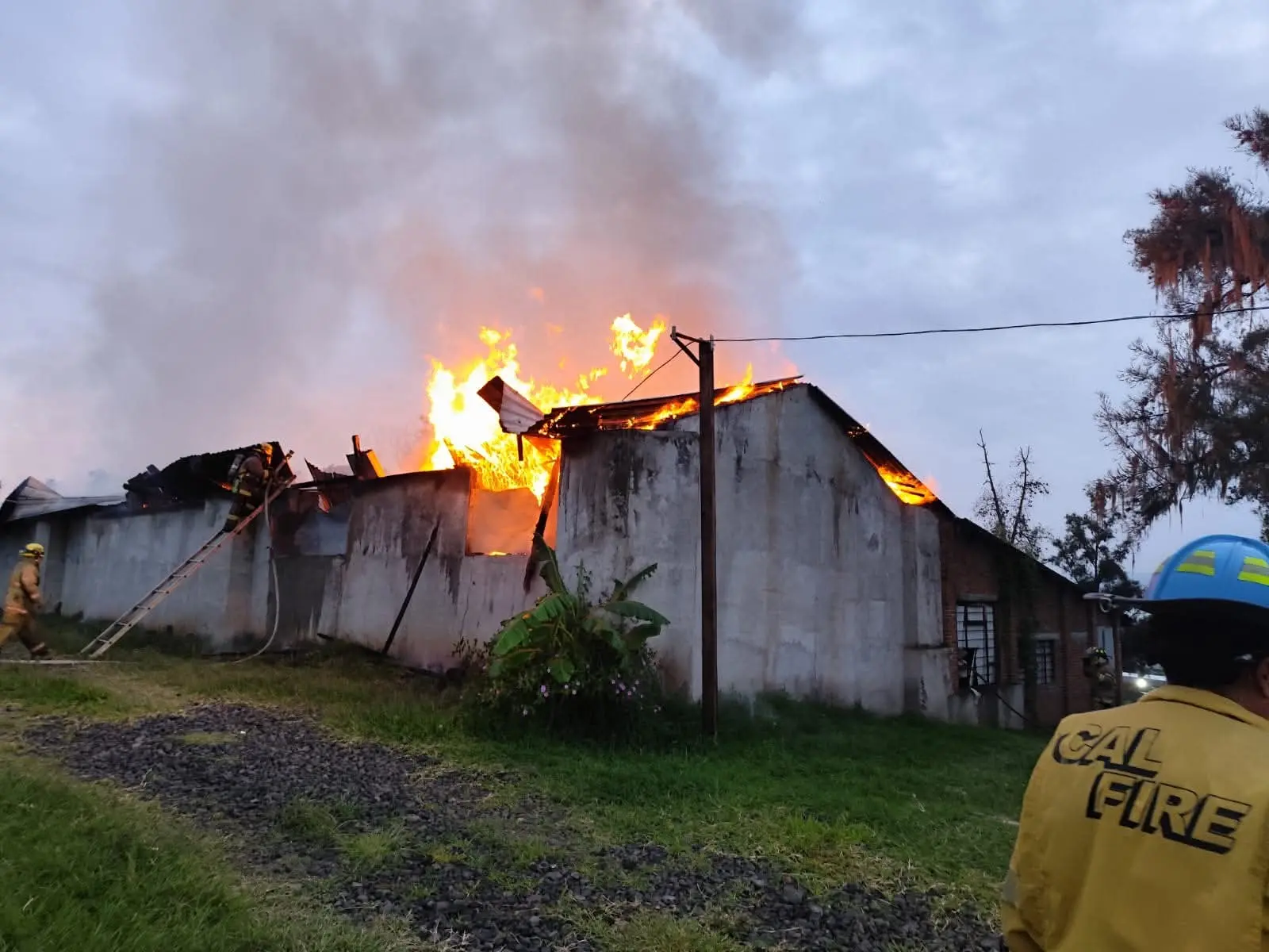 Se quema bodega en el Polvorín
