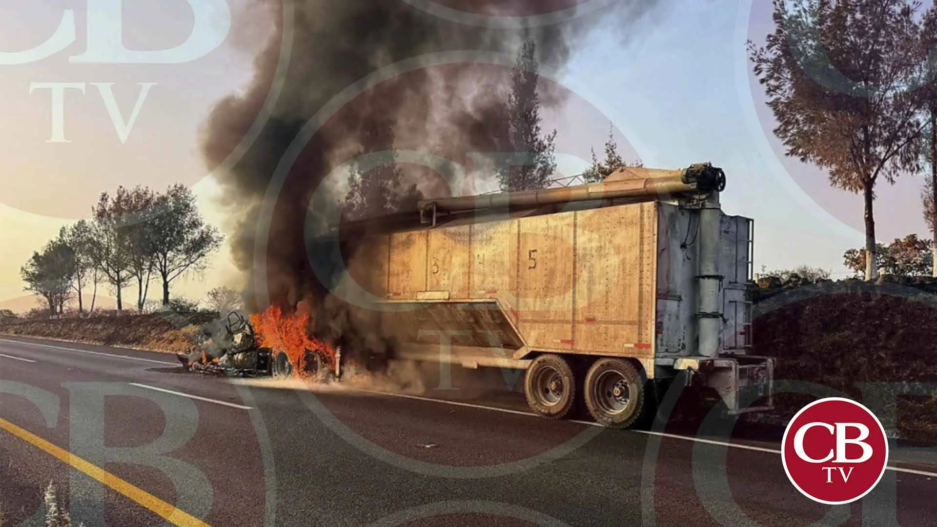 Se quema cabina de tráiler en la México-Guadalajara