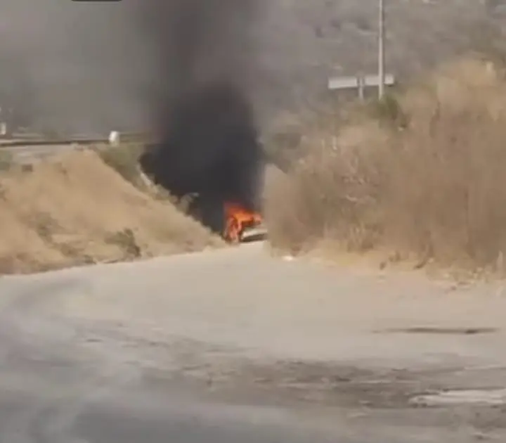 Se quema un auto en la carretera Morelia-Salamanca