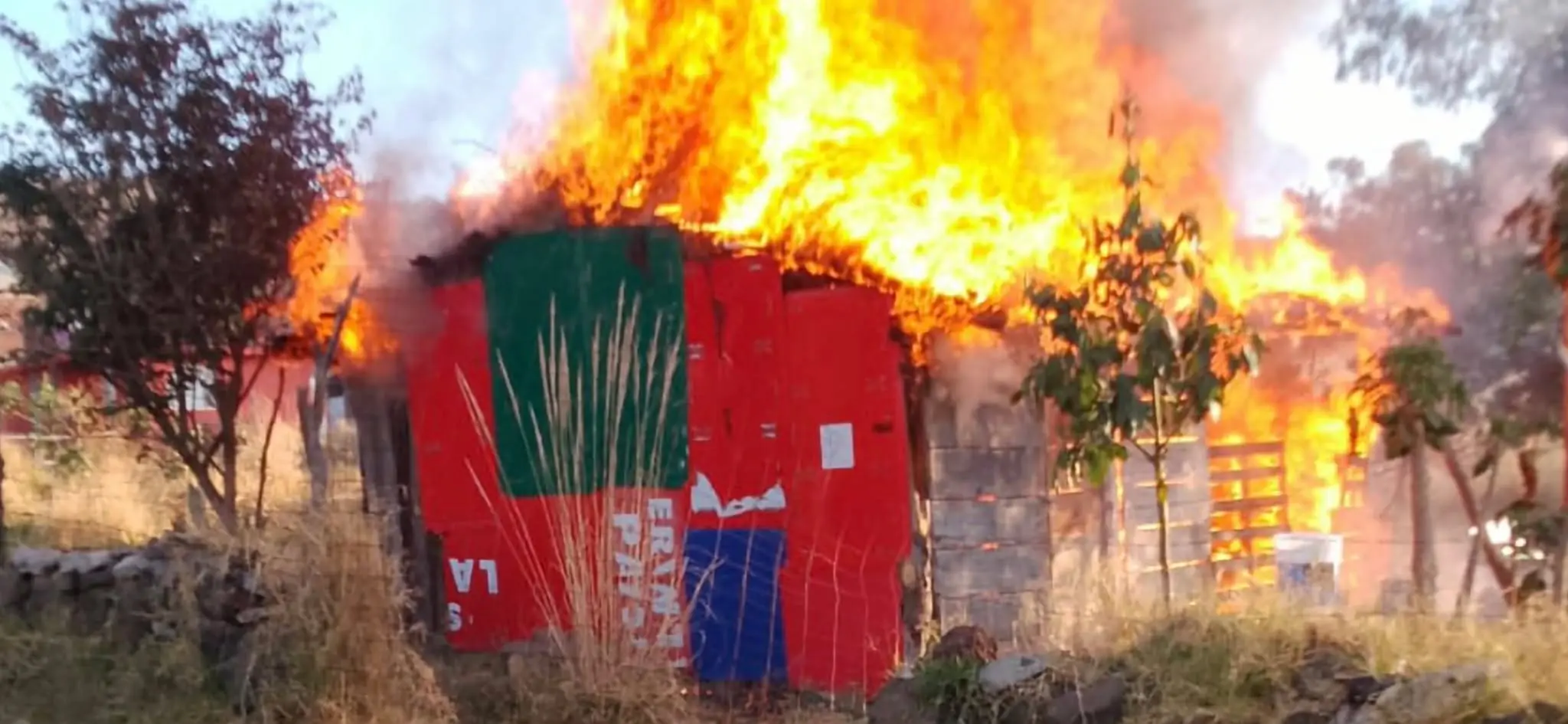 Se quema una choza en San Isidro Itzícuaro, Morelia