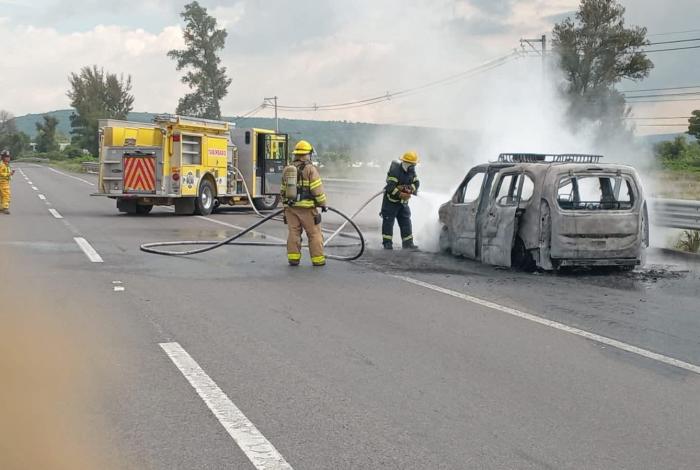 Se quema vehículo en la Morelia-Salamanca