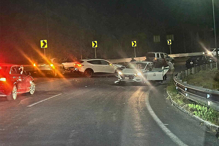 Se registra aparatoso choque entre dos autos en el Ramal Camelinas de Morelia