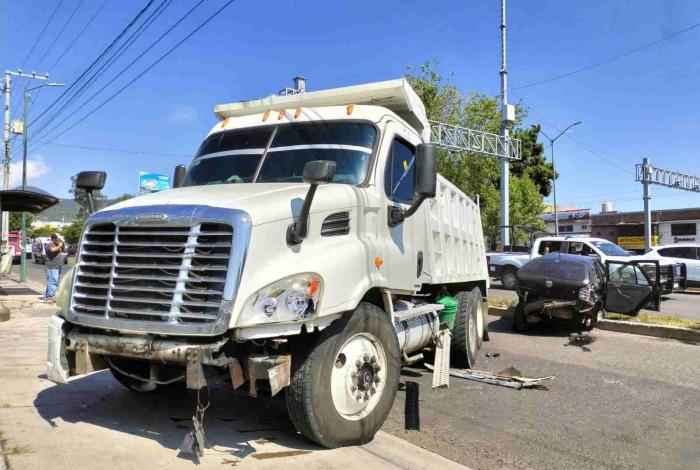 Se registra carambola vehicular cerca de la Macroplaza Estadio; hay 2 heridos