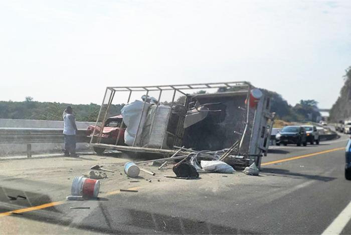 Se registra choque de frente en la Siglo XXI; se reporta una persona prensada