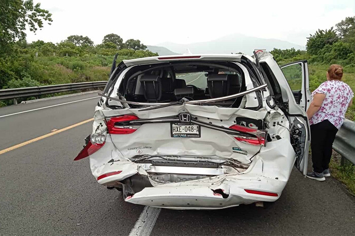 Se registra choque entre 2 camionetas en la Pátzcuaro-Cuitzeo