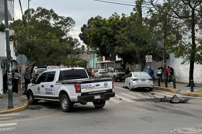 Se registra choque entre camioneta de la FGE y auto en la Félix Ireta de Morelia