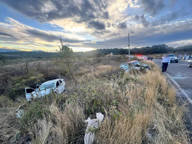 Se registra choque entre camioneta y dos taxis en la Morelia – Quiroga