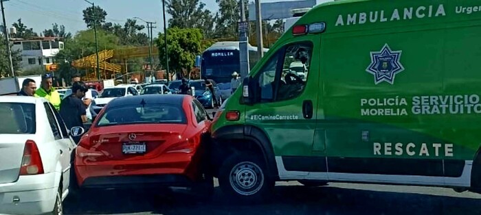 Se registra choque entre ambulancia de Rescate y un Mercedes, al oriente de Morelia