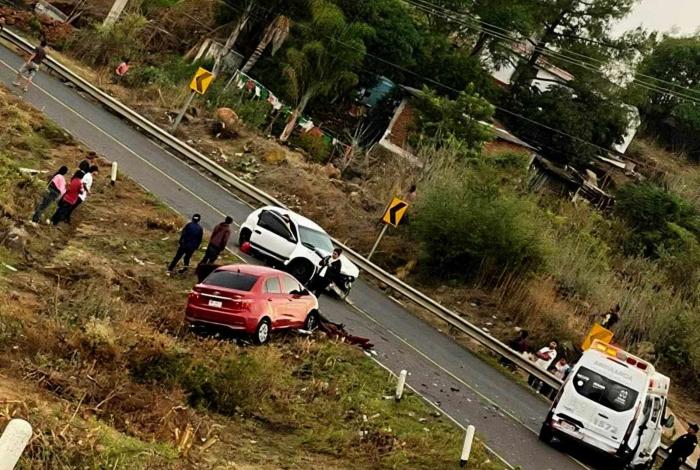 Se registra choque entre 2 vehículos sobre la Quiroga-Zacapu