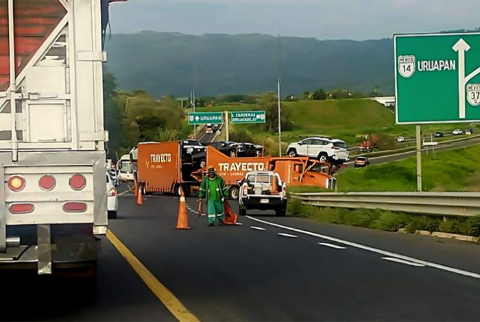 Se registra choque entre camión nodriza y camioneta familiar, en la Siglo XXI