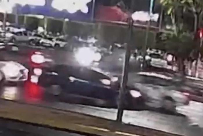 Se registra choque entre 2 autos en la avenida Camelinas, frente a Plaza Escala Morelia