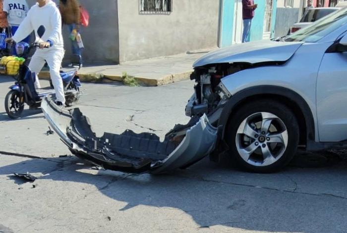 Se registra choque entre 2 vehículos en la colonia Jacarandas, Morelia