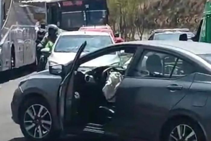 Se registra choque entre auto particular y patrulla de la Policía Morelia en Ciudad Salud